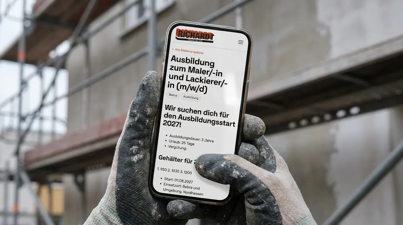Mockup: die Stellenanzeige „Ausbildung zum Maler/-in und Lackierer/-in“ von richardt.com auf einem Smartphone, gehalten von einer Hand im Arbeitshandschuh vor einem Gerüst.