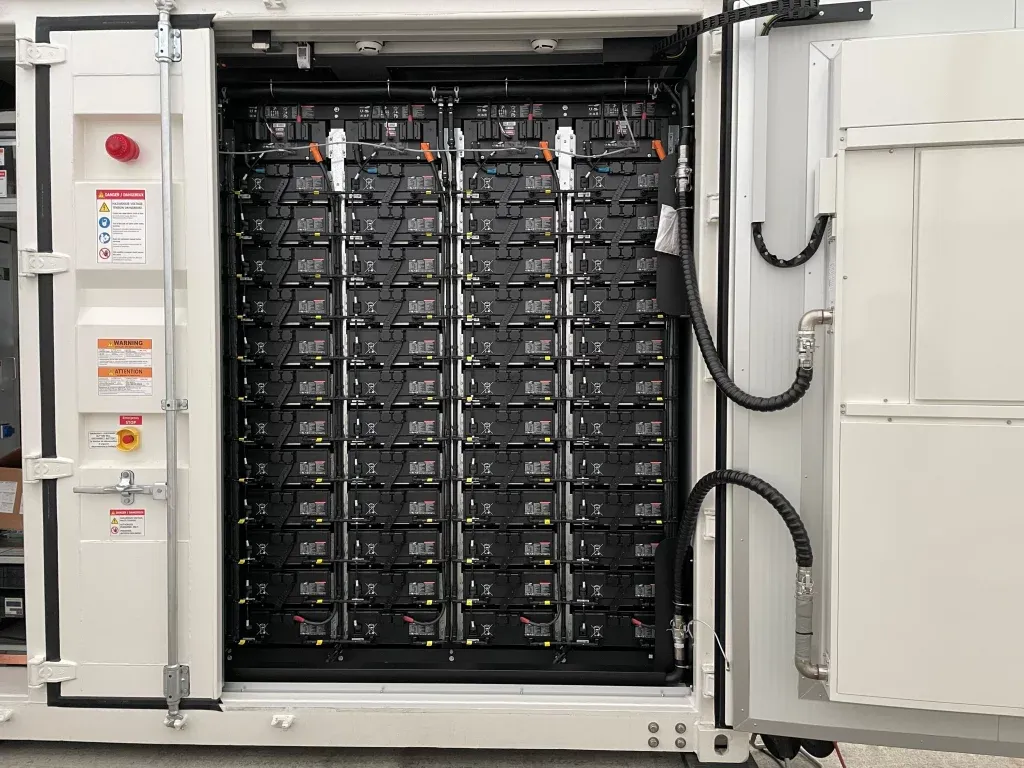 Geöffneter Batteriegroßspeicher-Container mit eingebauten Batteriemodulen