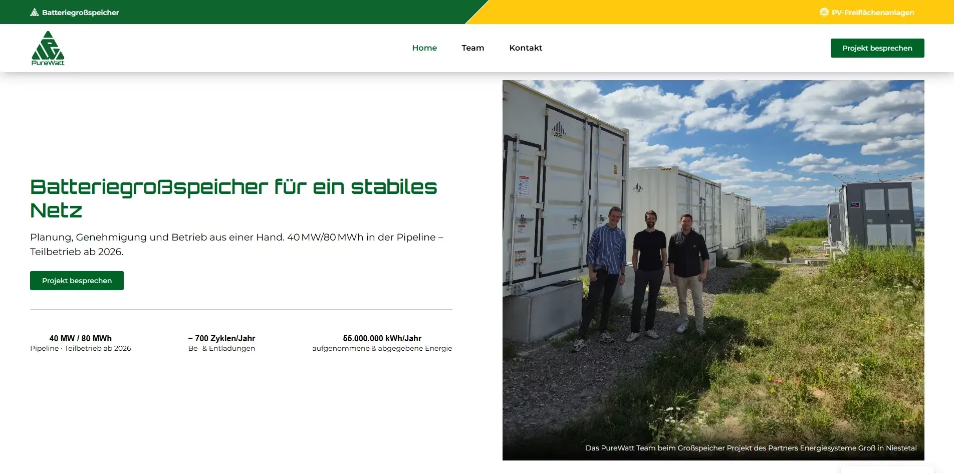 Startseite von purewatt.de mit dem zweifarbigen Markenwechsler im Header: Grün für Batteriegroßspeicher, Gelb für PV-Freiflächenanlagen