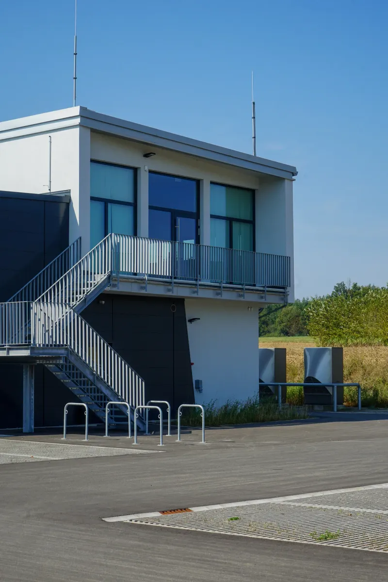 Neubau des Feuerwehrgerätehauses Oberaula mit Stahl-Außentreppe – Referenzobjekt der Richardt GmbH.